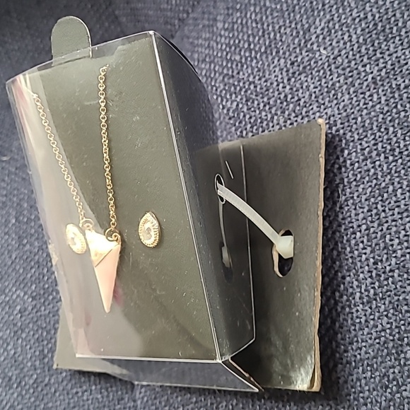 Women Gold Colored Necklace Mauve Pink Triangle Charm Crystal Stud Oval Earrings - Picture 3 of 7